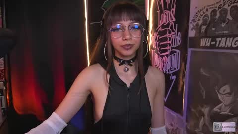 Snapshot of elle_uwu chatting on October 2025 04:33:01 PM follow me on instagram . online show from October 2025 04:33:01 PM