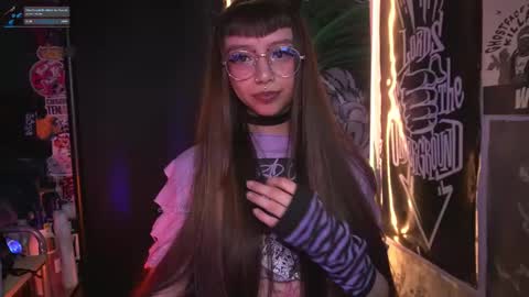 Snapshot of elle_uwu chatting on November 2025 03:00:01 PM follow me on instagram . online show from November 2025 03:00:01 PM