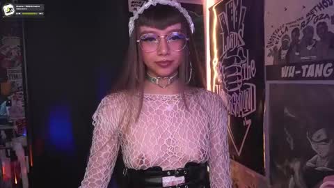 Snapshot of elle_uwu chatting on November 2025 03:49:01 PM follow me on instagram . online show from November 2025 03:49:01 PM