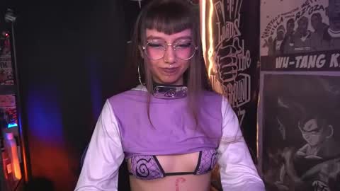 Snapshot of elle_uwu chatting on November 2025 01:33:02 PM follow me on instagram . online show from November 2025 01:33:02 PM