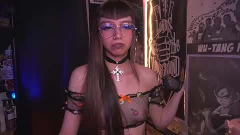 Snapshot of elle_uwu chatting on November 2025 04:28:02 PM follow me on instagram . online show from November 2025 04:28:02 PM