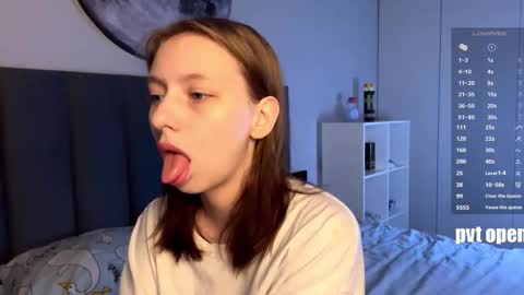 Snapshot of ellie_hollow chatting on November 2025 07:19:02 AM Ellie online show from November 2025 07:19:02 AM