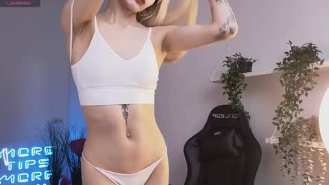 Snapshot of elliefrost chatting on February 2025 12:24:01 AM elliefrost online show from February 2025 12:24:01 AM