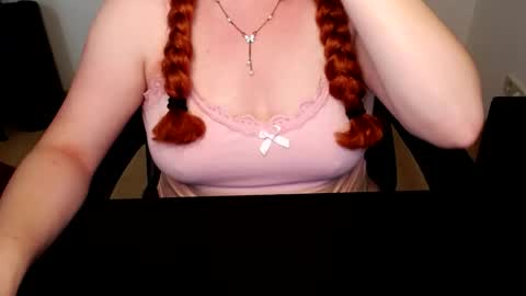 Snapshot of elly_petite chatting on June 2026 09:37:01 AM Elly online show from June 2026 09:37:01 AM