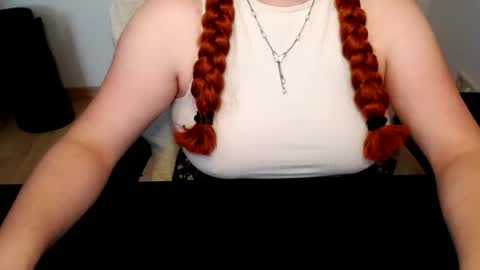 Snapshot of elly_petite chatting on July 2026 06:42:02 AM Elly online show from July 2026 06:42:02 AM