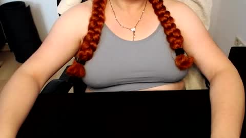 Snapshot of elly_petite chatting on July 2026 07:35:01 AM Elly online show from July 2026 07:35:01 AM