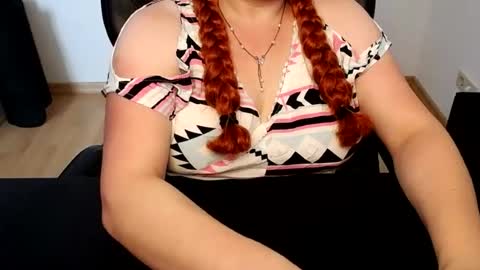 Snapshot of elly_petite chatting on July 2026 11:23:02 AM Elly online show from July 2026 11:23:02 AM