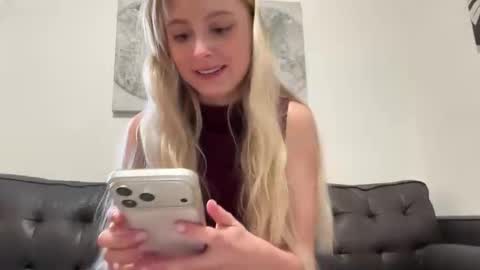ellykeyofficial online show from May 2026 11:09:01 PM