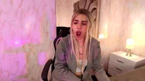 Elodie  online show from April 2026 01:05:02 PM