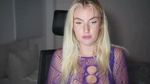 Elsa Thora online show from November 2025 09:08:01 PM