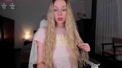 Snapshot of em_emilie chatting on November 2025 03:34:02 PM Emilie online show from November 2025 03:34:02 PM