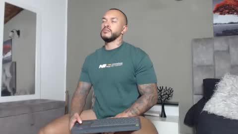 Snapshot of emanuelspencer chatting on April 2026 04:28:02 AM emanuelspencer online show from April 2026 04:28:02 AM