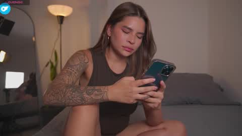 Snapshot of emely_dolce chatting on December 2025 11:44:01 PM ana online show from December 2025 11:44:01 PM