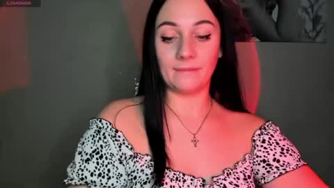 Snapshot of emelyblum chatting on December 2024 03:52:02 AM Emely online show from December 2024 03:52:02 AM