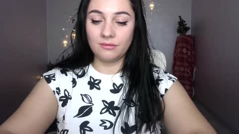 Snapshot of emelyblum chatting on January 2025 11:33:01 PM Emely online show from January 2025 11:33:01 PM