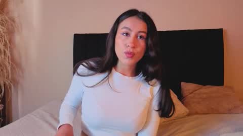 Emilia Gomez online show from October 2025 12:36:02 PM