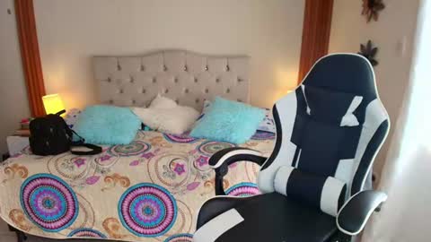 Snapshot of emiily_skinny chatting on June 2026 08:29:02 PM emiily_skinny online show from June 2026 08:29:02 PM