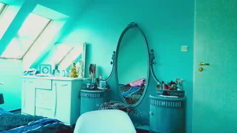 Emila online show from December 2024 01:13:01 PM