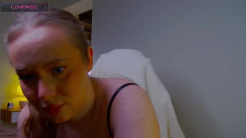 Snapshot of emilia_noah chatting on October 2025 03:48:02 AM emilia noah online show from October 2025 03:48:02 AM