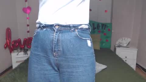 Snapshot of emiliagree chatting on November 2025 06:43:02 PM EmiliaGree online show from November 2025 06:43:02 PM