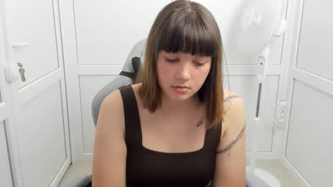 Snapshot of emilli_moon chatting on May 2026 06:10:02 AM Emmi online show from May 2026 06:10:02 AM