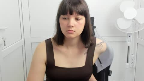 Snapshot of emilli_moon chatting on May 2026 06:33:01 AM Emmi online show from May 2026 06:33:01 AM