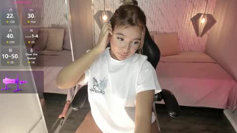 emilly_mell online show from April 2026 11:59:01 AM