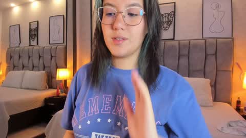 Snapshot of emily_5weet chatting on December 2024 07:27:02 AM Emily online show from December 2024 07:27:02 AM