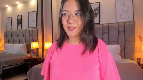 Snapshot of emily_5weet chatting on December 2024 03:43:01 AM Emily online show from December 2024 03:43:01 AM
