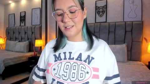 Snapshot of emily_5weet chatting on December 2024 03:47:01 AM Emily online show from December 2024 03:47:01 AM