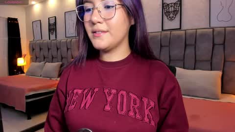 Snapshot of emily_5weet chatting on February 2025 04:28:02 AM Emily online show from February 2025 04:28:02 AM