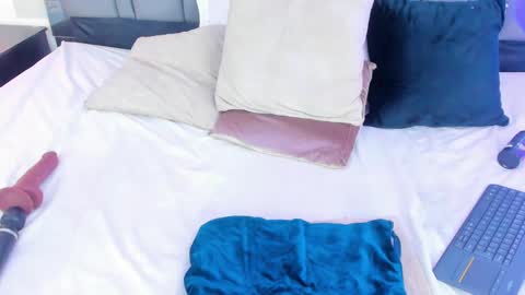 Emi  online show from February 2025 06:02:02 PM