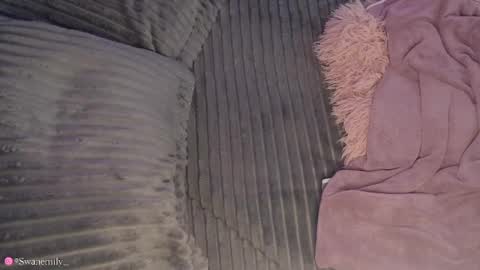 Snapshot of emily_swan_04 chatting on December 2024 05:59:01 PM Emily  Swan online show from December 2024 05:59:01 PM