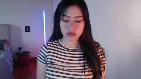 Snapshot of emily_swan_04 chatting on January 2025 06:59:02 PM Emily  Swan online show from January 2025 06:59:02 PM