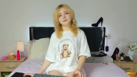 Baby Emelli online show from November 2025 07:53:01 AM