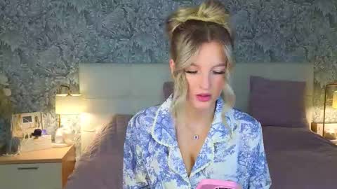 Snapshot of emilydancee chatting on November 2025 04:23:02 AM emilydancee online show from November 2025 04:23:02 AM