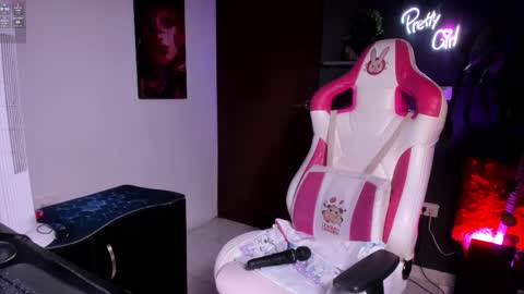 Emily Jhonson online show from November 2025 01:33:02 PM