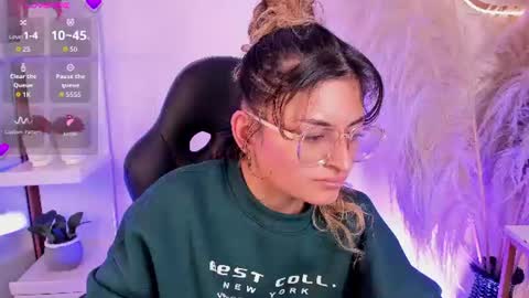 Emilyjonnes  online show from June 2026 03:53:02 AM