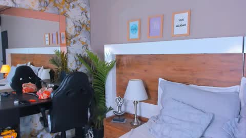 Emma  online show from March 2026 07:25:02 AM