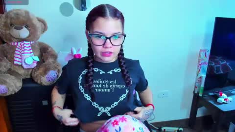 Snapshot of emma_boo_ chatting on April 2026 02:58:02 PM emma_boo_ online show from April 2026 02:58:02 PM