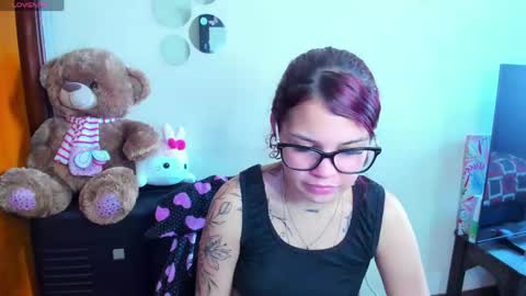 Snapshot of emma_boo_ chatting on May 2026 06:46:01 PM emma_boo_ online show from May 2026 06:46:01 PM