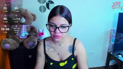 Snapshot of emma_boo_ chatting on May 2026 02:02:02 PM emma_boo_ online show from May 2026 02:02:02 PM