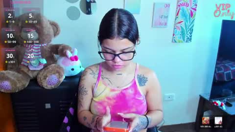 Snapshot of emma_boo_ chatting on May 2026 02:13:01 PM emma_boo_ online show from May 2026 02:13:01 PM