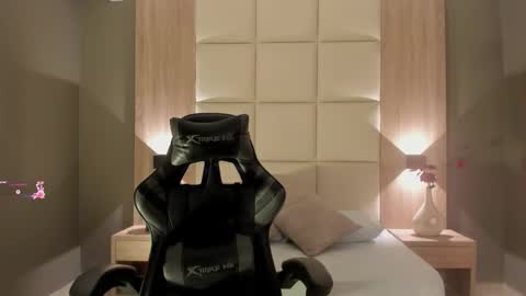 E M M A online show from November 2025 02:25:01 AM