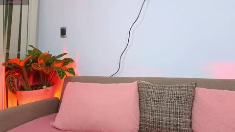 Snapshot of emma_revees chatting on February 2026 03:23:01 AM EMMA REVEES online show from February 2026 03:23:01 AM