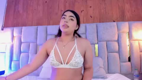 Snapshot of emma_valenciia chatting on June 2026 04:59:02 AM emma_valenciia online show from June 2026 04:59:02 AM