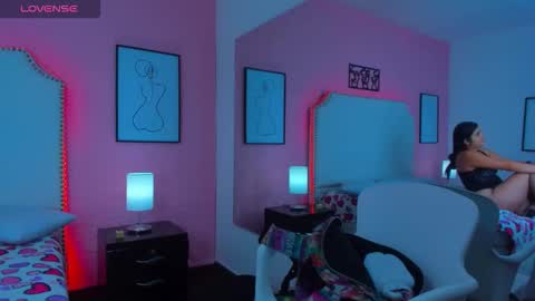 emma_whitee_ online show from November 2025 12:59:02 PM