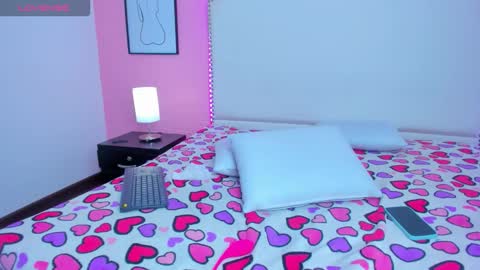 emma_whitee_ online show from November 2025 01:33:02 PM