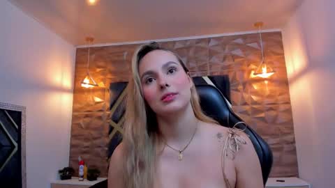 Snapshot of emmaa_white_ chatting on September 2025 05:24:01 PM EMMA online show from September 2025 05:24:01 PM