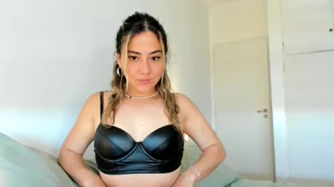 emmakj_ online show from October 2025 04:51:02 PM